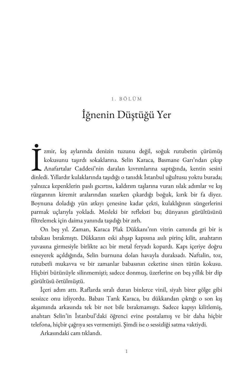 1. bölümün ilk sayfası: büyük başharf ve ortalanmış bölüm başlığıyla
